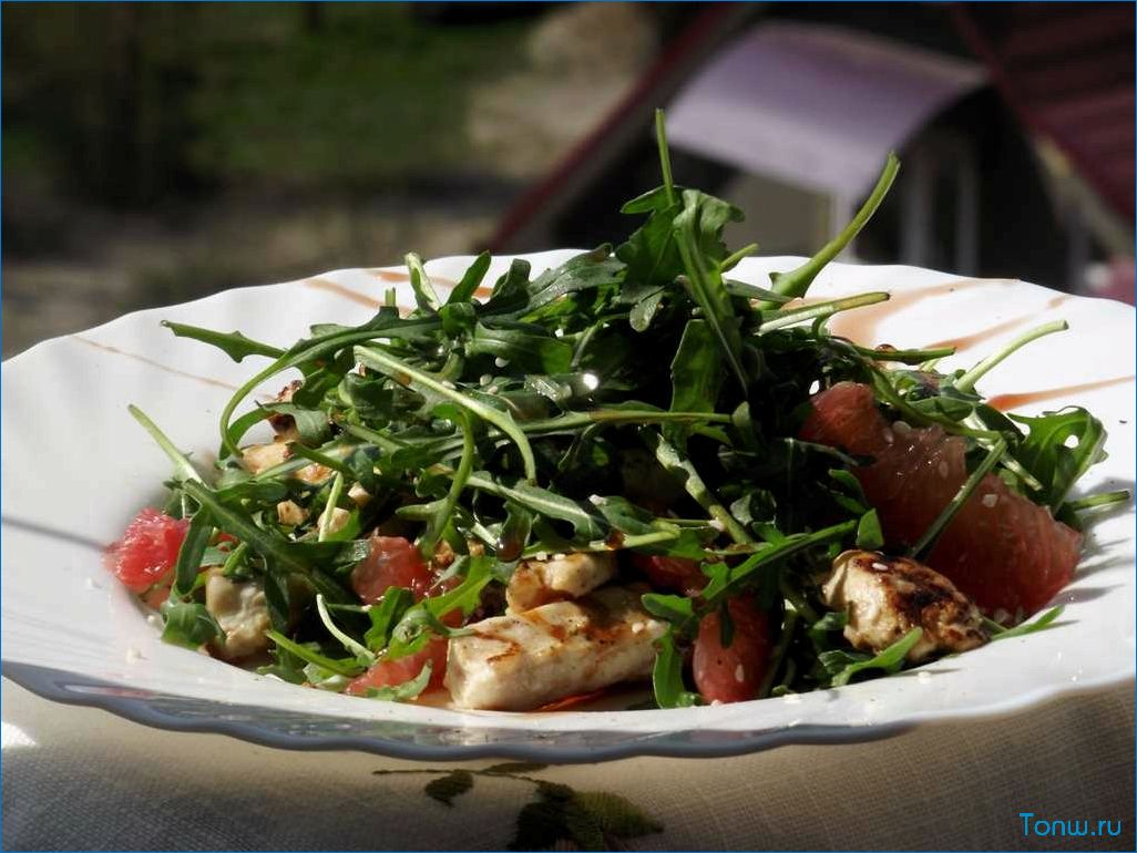 Салат с курицей и рукколой — простой рецепт с нежным сочетанием сочного мяса и ароматных зеленых листьев