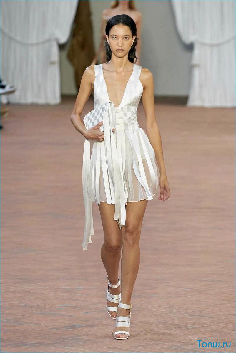 Лучшие образы коллекции Alberta Ferretti весна-лето 2025