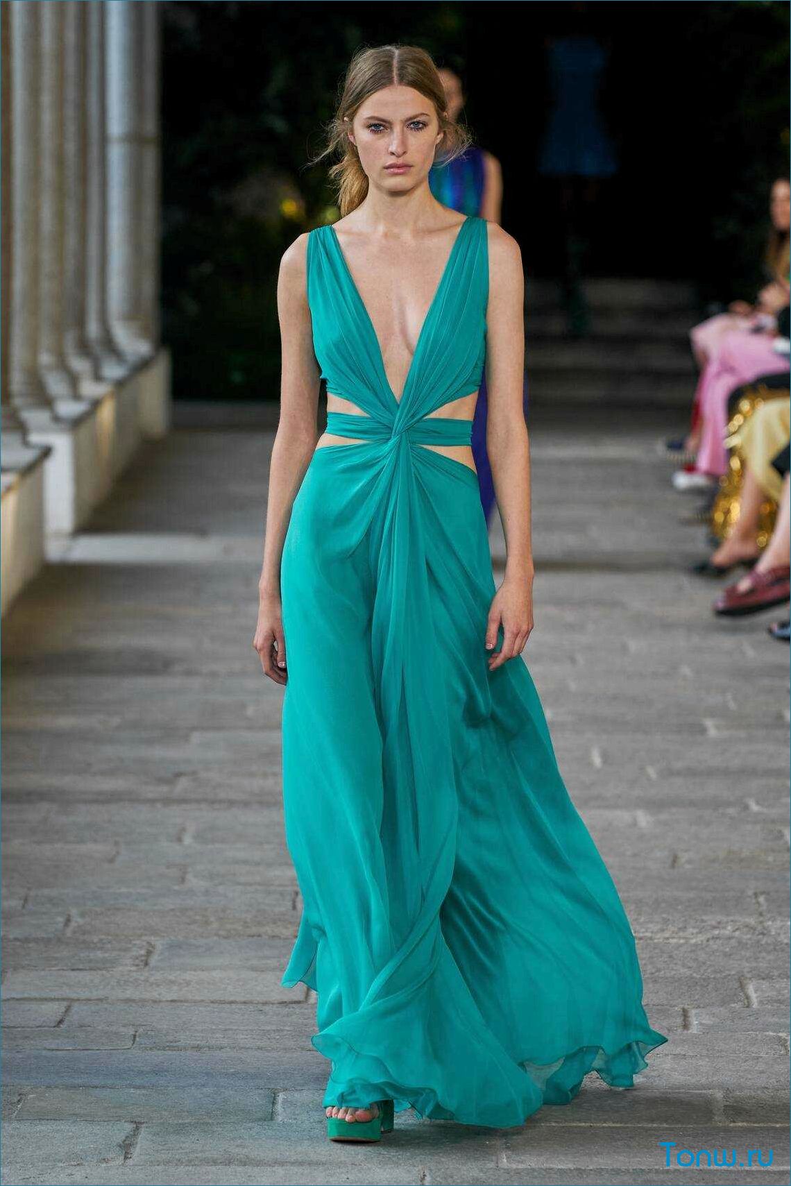 Лучшие образы коллекции Alberta Ferretti весна-лето 2025